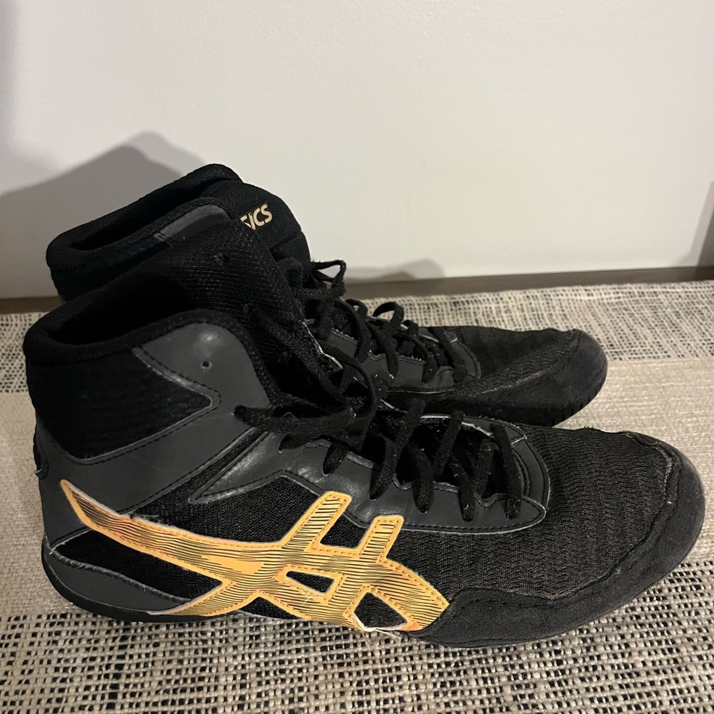 ASICS wrestling sneakers 8.5